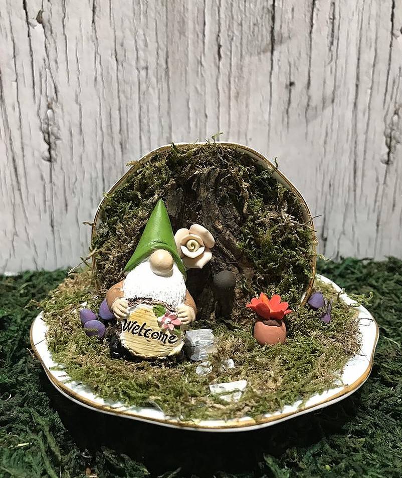 Dwarf holding a welcome sign